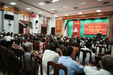 Gặp mặt, tặng quà thương bệnh binh, người có công và gia đình chính sách