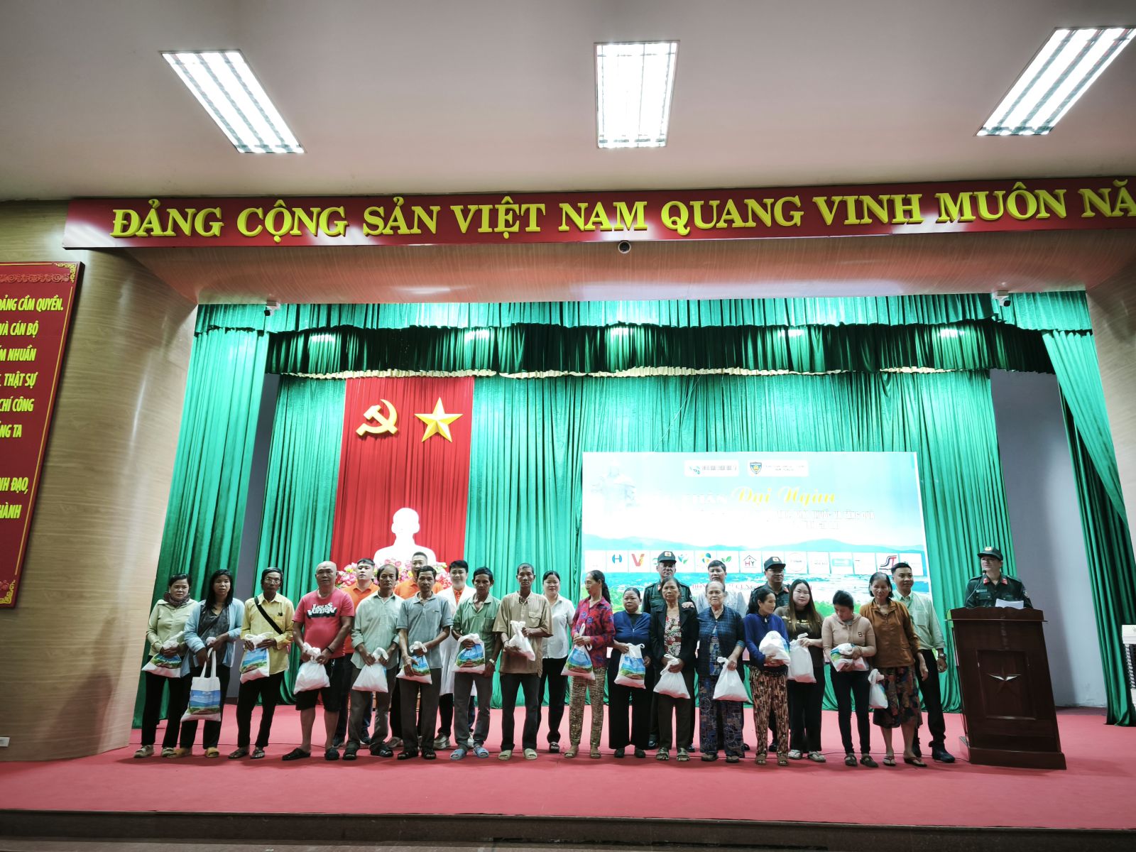 Hoạt động trao tặng quà cho hộ nghèo, hộ khó khăn ở xã Tây Sơn. Ảnh: ĐN