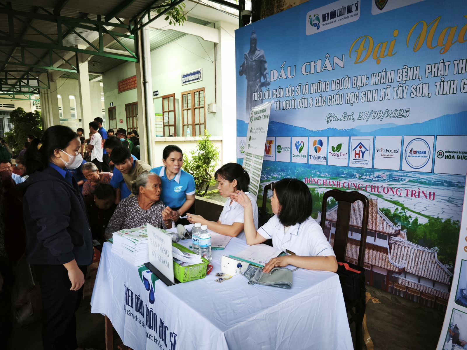 Hoạt động khám bệnh, cấp thuốc miễn phí cho người dân. Ảnh: ĐN