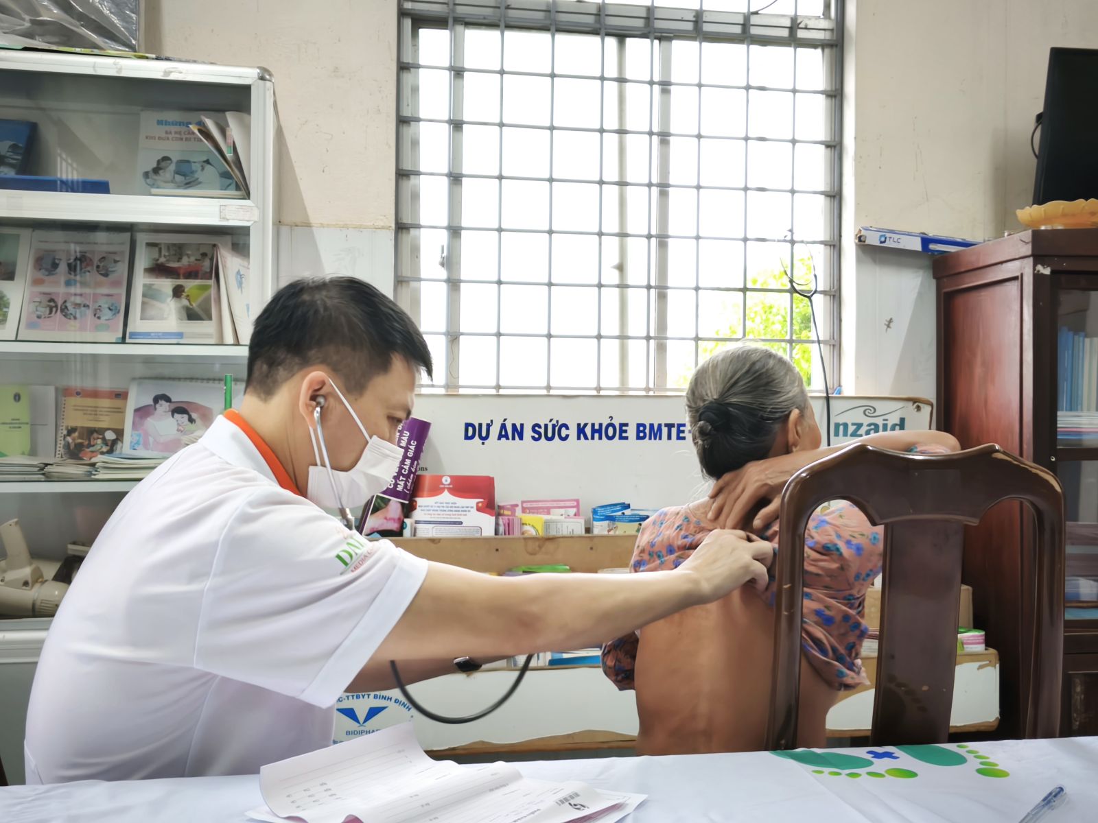 Hoạt động khám bệnh, cấp thuốc miễn phí cho người dân. Ảnh: ĐN