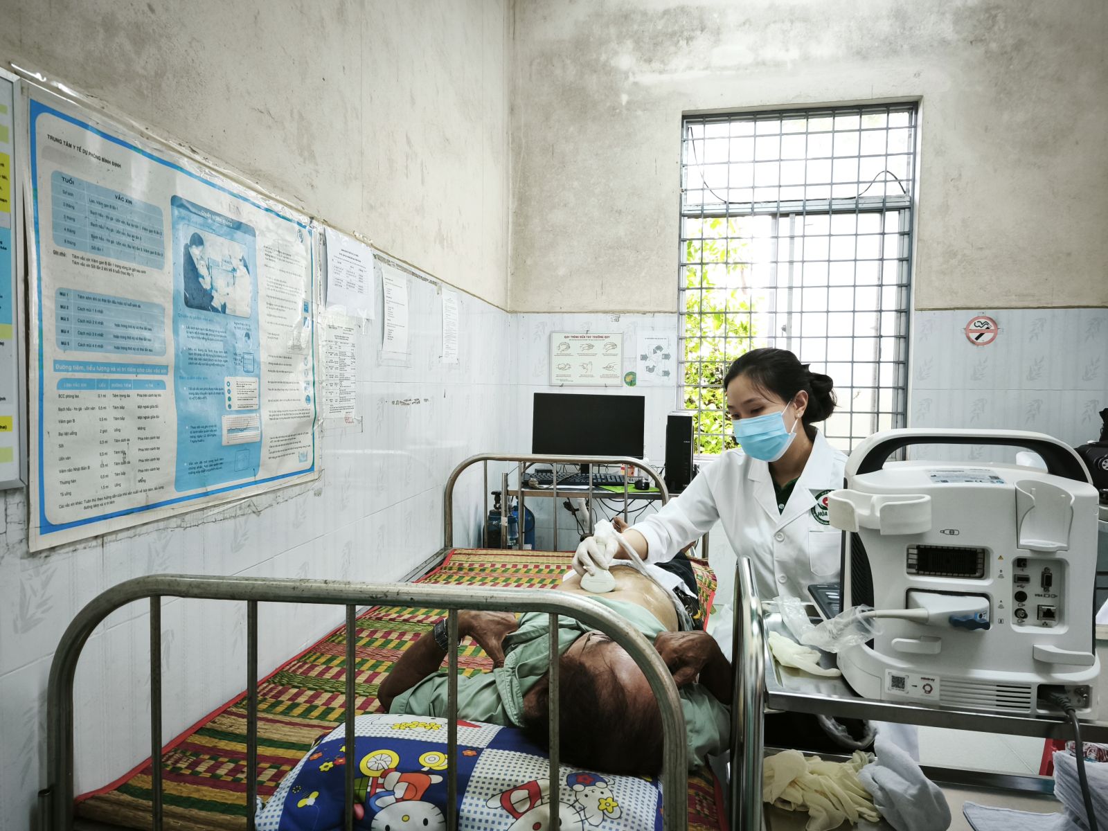 Hoạt động khám bệnh, cấp thuốc miễn phí cho người dân. Ảnh: ĐN