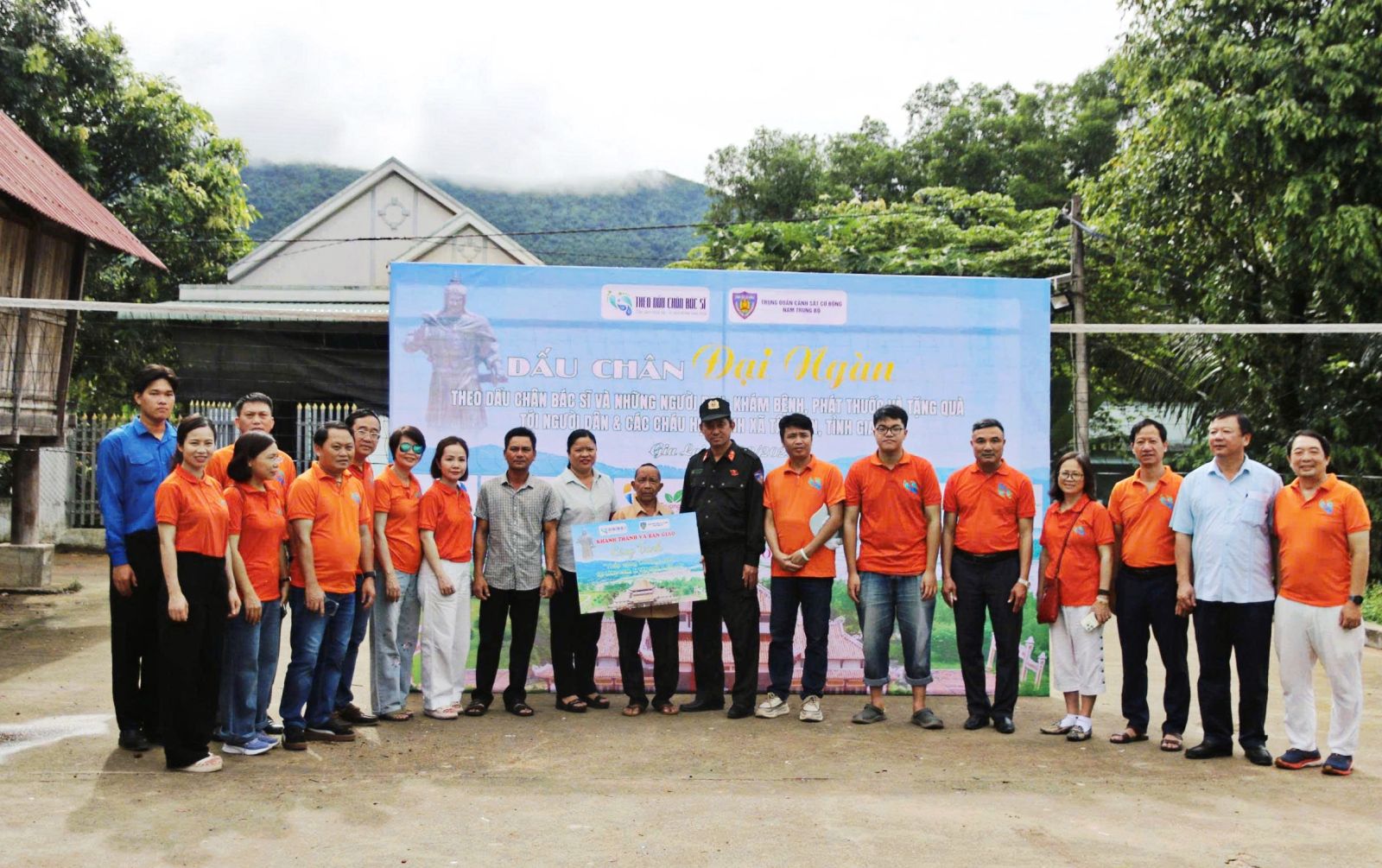 Khánh thành và bàn giao công trình thắp sáng đường quê ở Làng Cam, xã Tây Sơn. Ảnh: ĐN