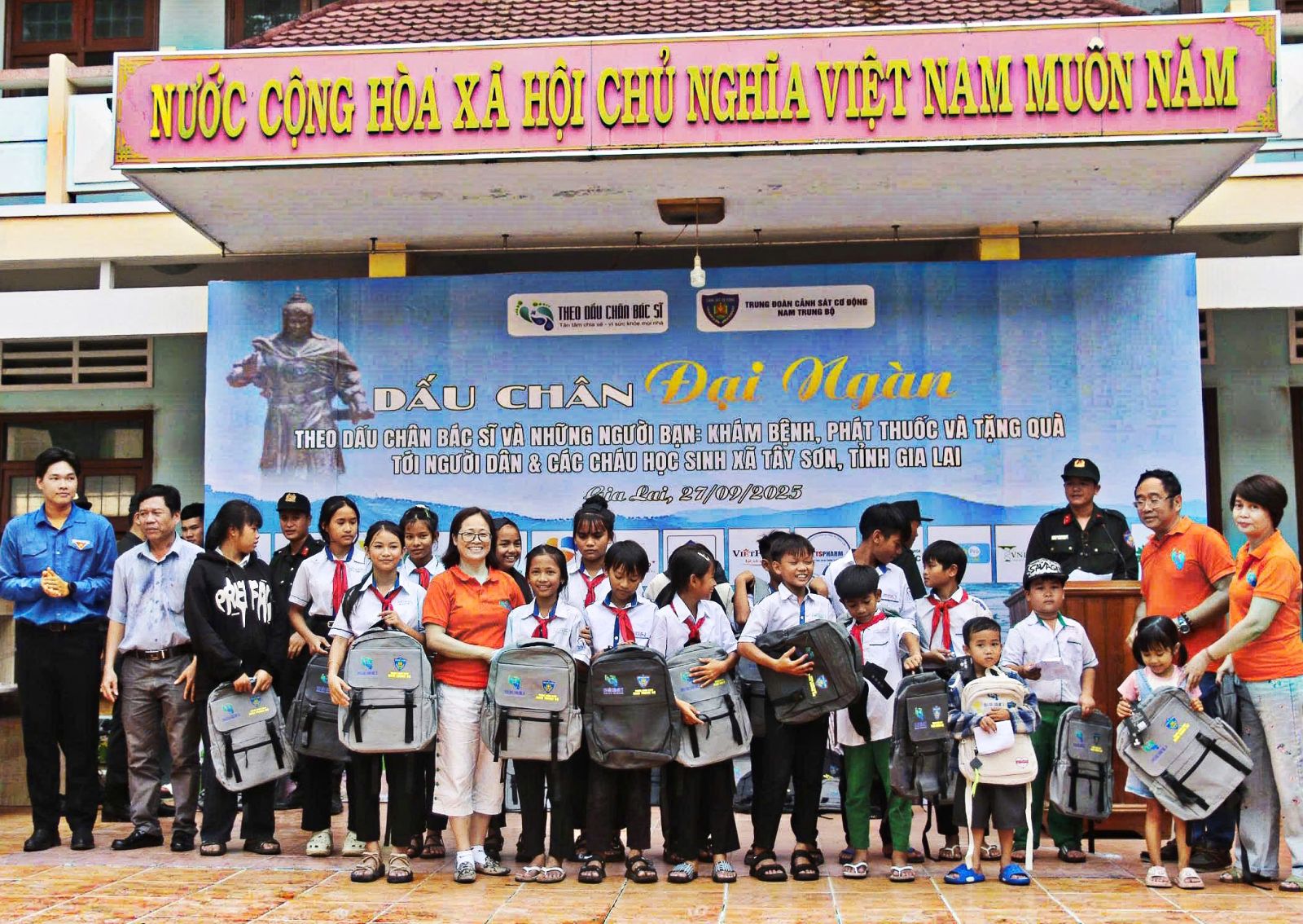 Trao tặng cặp sách cho học sinh trường Tiểu học Tây Xuân. Ảnh: ĐN